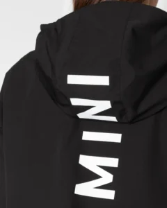 Tył kurtki MINI z dużym napisem MINI, odzież MINI Lifestyle