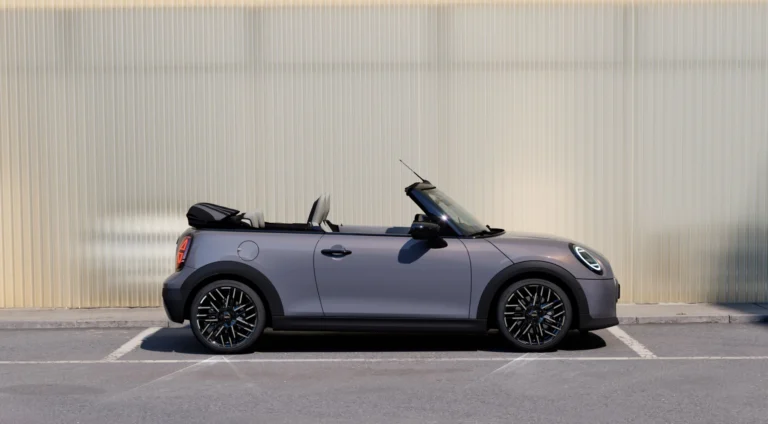 Szary kabriolet MINI na tle jasnej ściany - bezpłatny pakiet MINI Repair Inclusive dla lojalnych Klientów, MINI M-Cars Kraków.