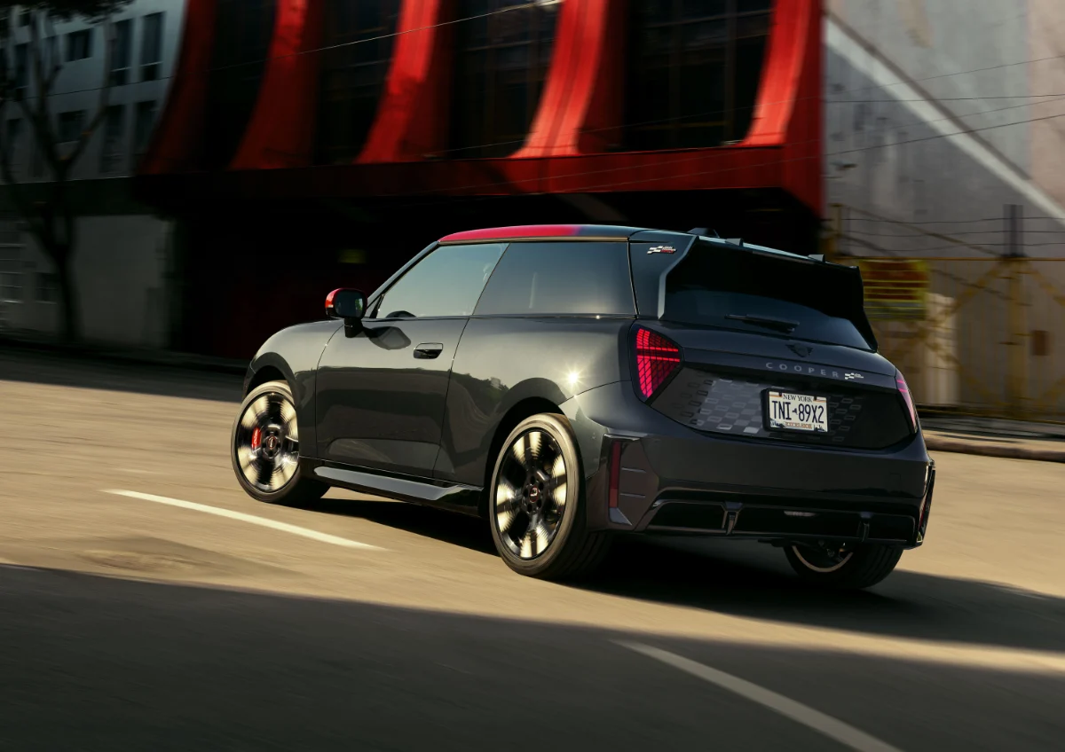 MINI Cooper SE z tyłu, dynamiczne ujęcie w miejskim otoczeniu