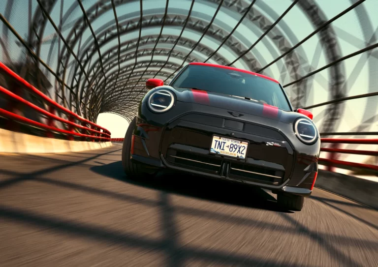 Czarne MINI John Cooper Works z czerwonymi pasami na moście