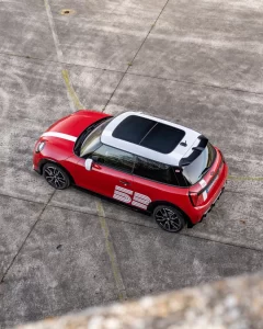 MINI 1965 Victory Edition w kolorze Chili Red, widok z góry z numerem 52