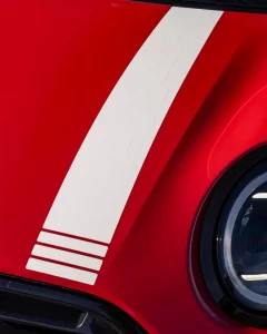 MINI 1965 Victory Edition – detal białego pasa na masce w Chili Red