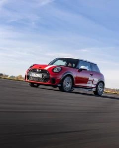 MINI 1965 Victory Edition – dynamiczne ujęcie z numerem 52, klimat Monte Carlo