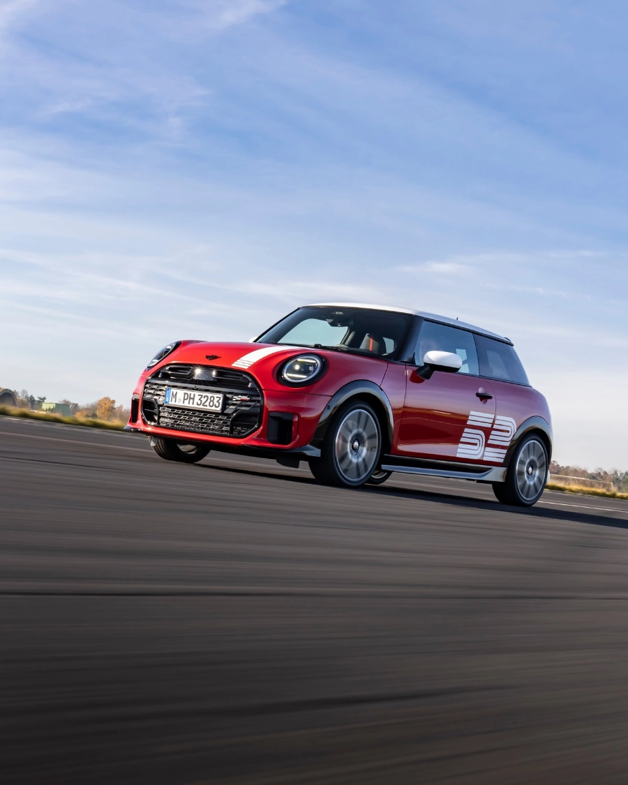 MINI 1965 Victory Edition – dynamiczne ujęcie z numerem 52, klimat Monte Carlo