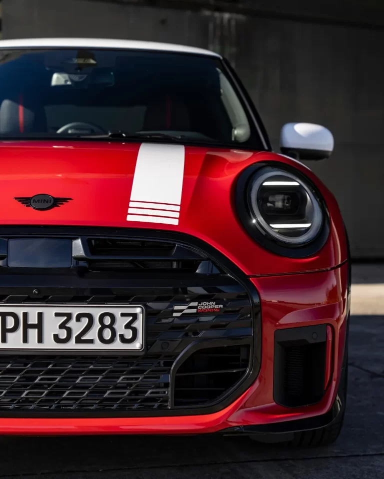 MINI 1965 Victory Edition – okładkowe ujęcie edycji inspirowanej Monte Carlo 1965