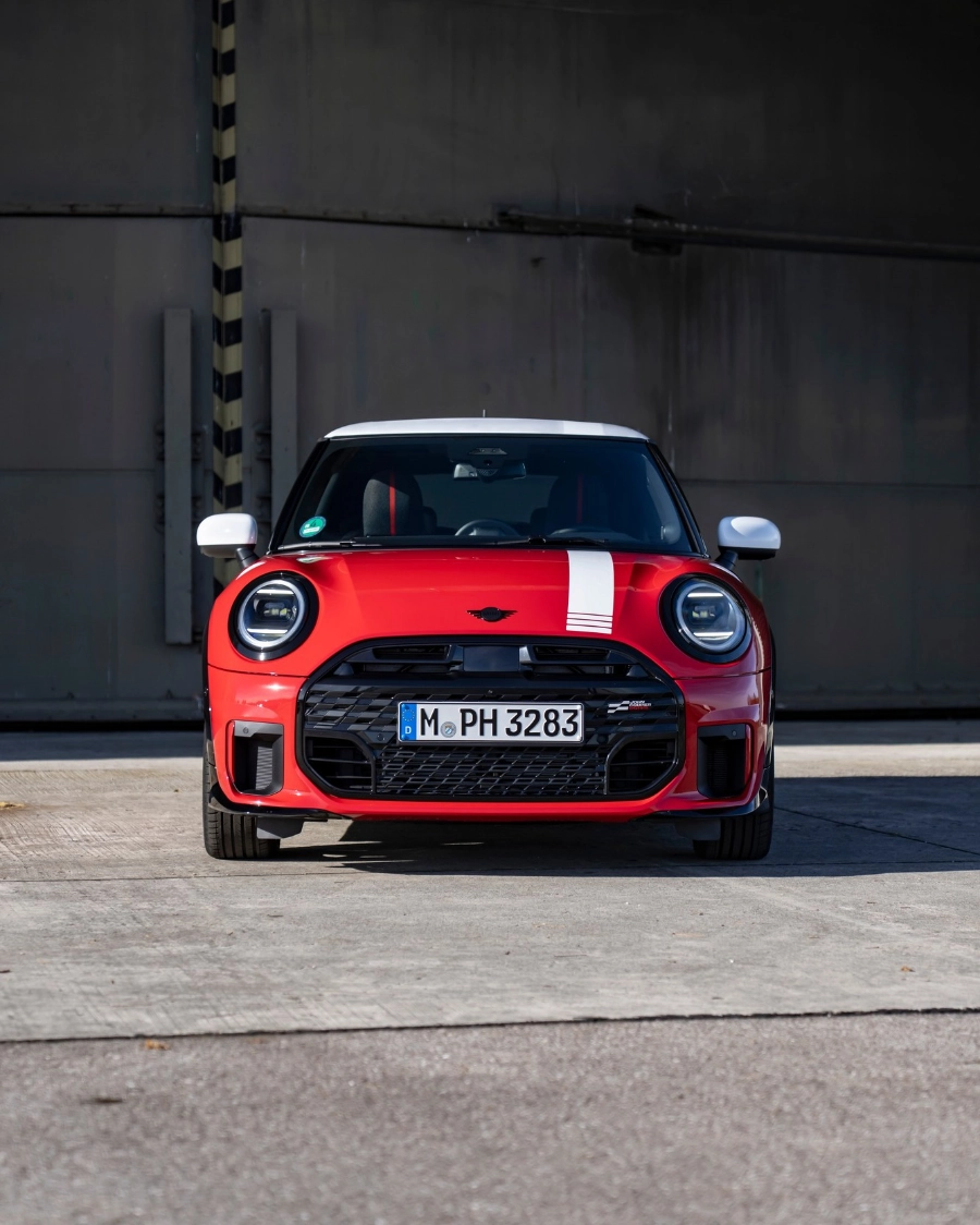 MINI 1965 Victory Edition – przód z białym pasem i stylistyką JCW