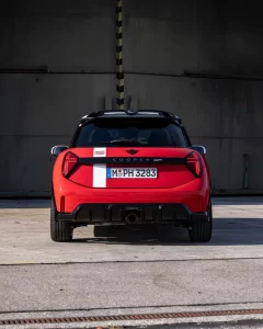 MINI 1965 Victory Edition – tył w lakierze Chili Red, edycja John Cooper Works