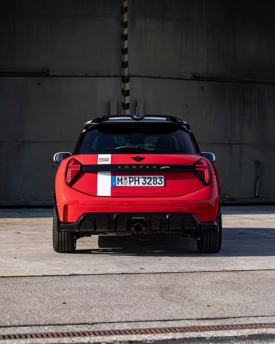 MINI 1965 Victory Edition – tył w lakierze Chili Red, edycja John Cooper Works