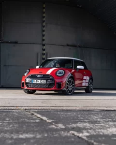 MINI 1965 Victory Edition – ujęcie 3/4 przodu, rajdowe inspiracje JCW