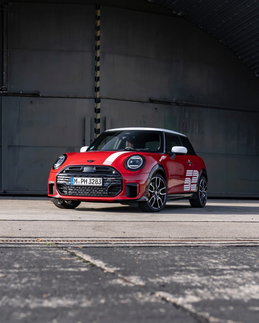 MINI 1965 Victory Edition – ujęcie 3/4 przodu, rajdowe inspiracje JCW