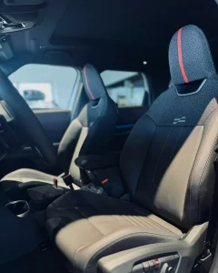 Sportowe fotele MINI Countryman JCW – wnętrze w salonie Libertów