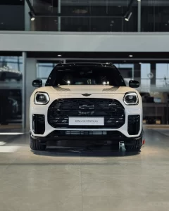 MINI Countryman JCW przód na wprost w salonie MINI M-Cars Libertów