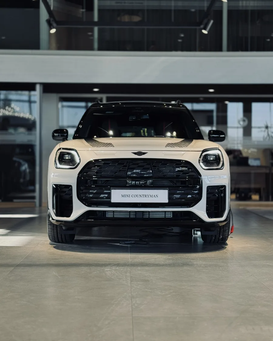 MINI Countryman JCW przód na wprost w salonie MINI M-Cars Libertów