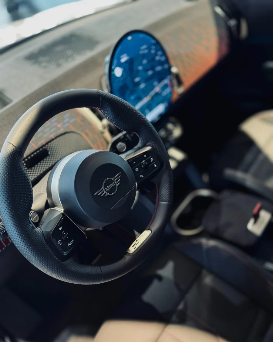 Kierownica i kokpit MINI Countryman JCW z ekranem OLED – salon Libertów