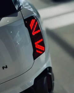 Lampa tylna LED MINI Countryman JCW – detal, salon MINI Libertów