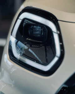 Reflektor MINI Countryman JCW – detal oświetlenia w salonie Libertów