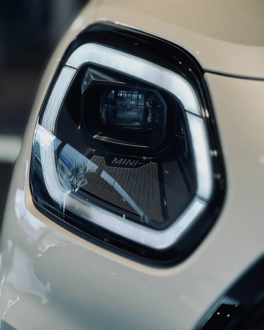 Reflektor MINI Countryman JCW – detal oświetlenia w salonie Libertów