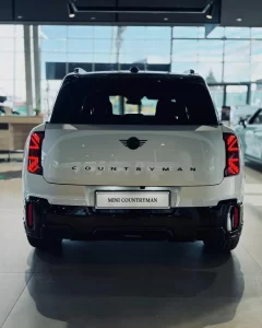 Tył MINI Countryman John Cooper Works w salonie MINI M-Cars Libertów