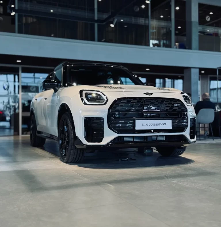 MINI Countryman John Cooper Works ujęcie 3/4 przodu w salonie Libertów