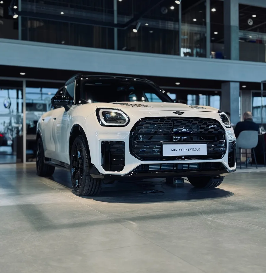 MINI Countryman John Cooper Works ujęcie 3/4 przodu w salonie Libertów