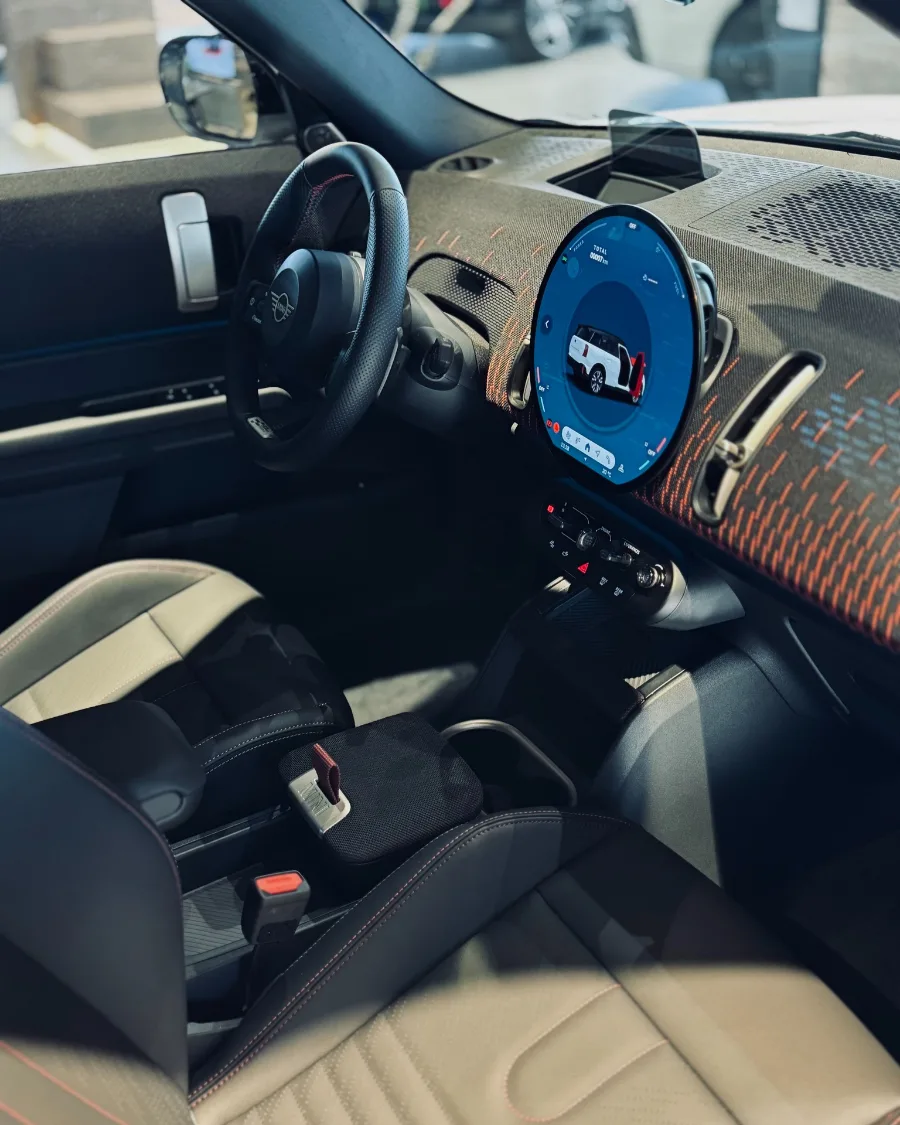 Wnętrze MINI Countryman JCW z okrągłym wyświetlaczem OLED – Libertów