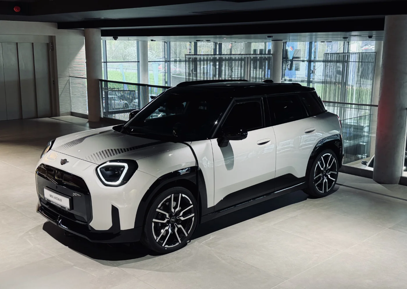 MINI Aceman Electric widok boczny biały crossover MINI Kraków