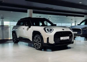 MINI Aceman Electric biały SUV w salonie M-Cars Kraków widok przód bok