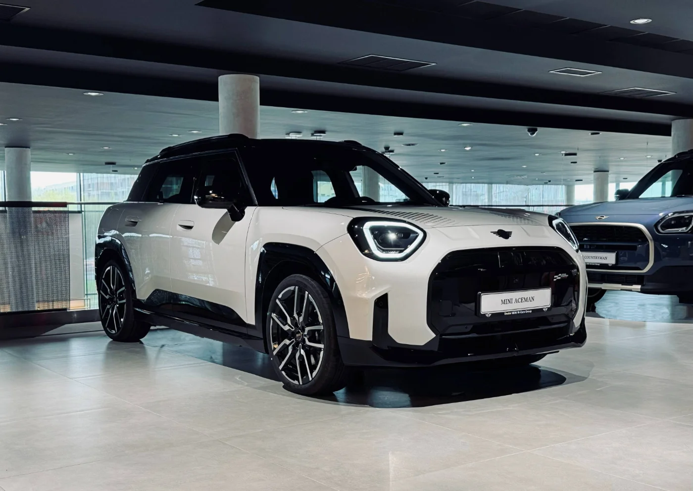 MINI Aceman Electric biały SUV w salonie M-Cars Kraków widok przód bok