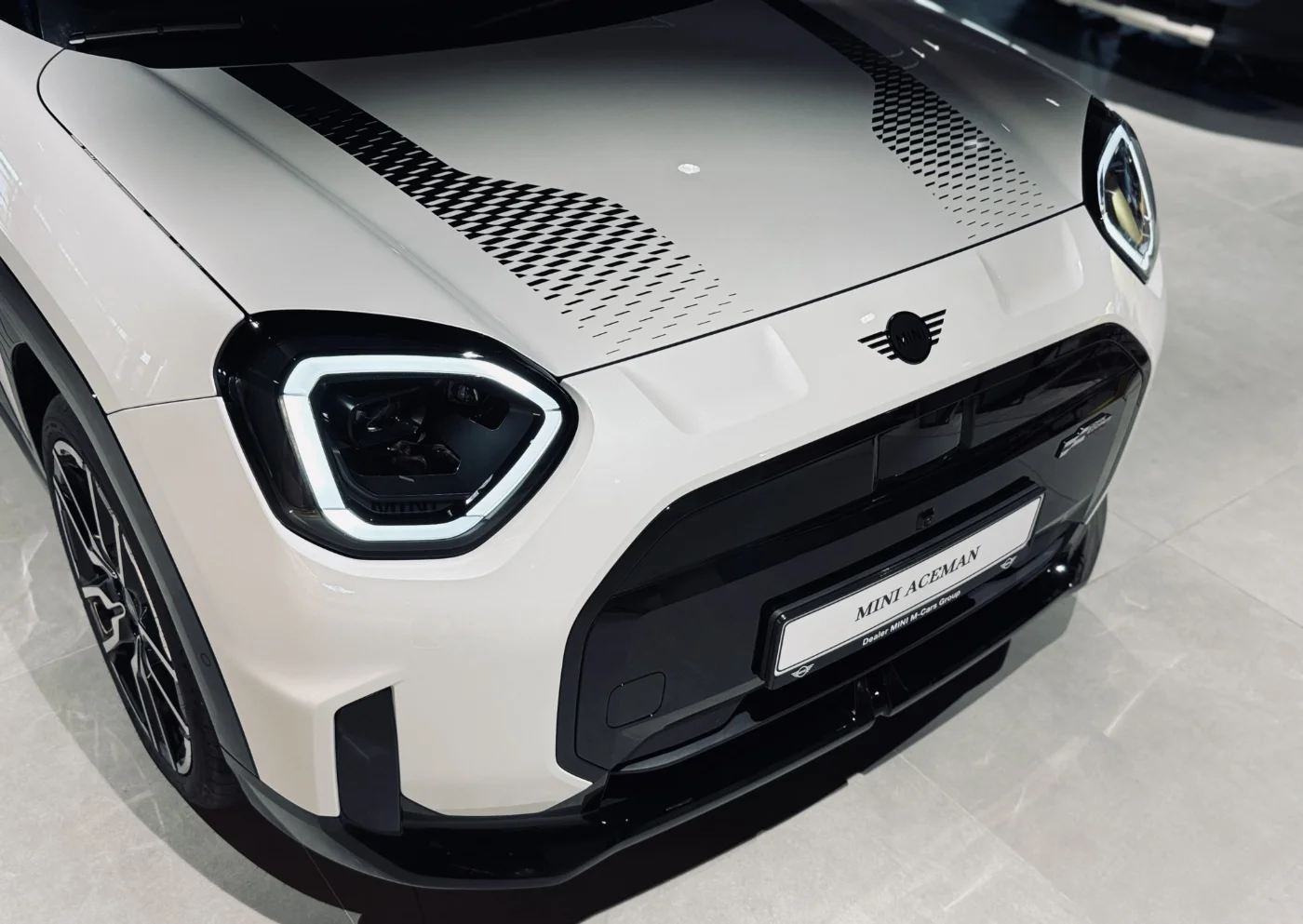 MINI Aceman Electric detal maski wzór i reflektor LED