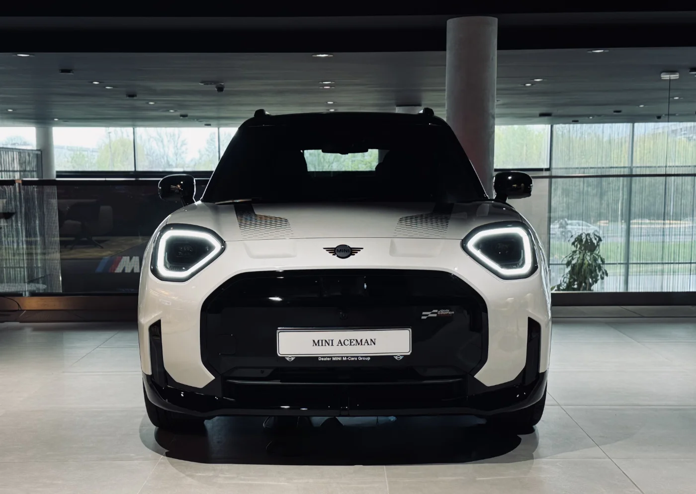 MINI Aceman Electric przód na wprost reflektory LED