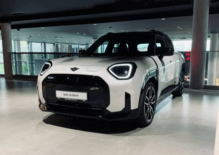 MINI Aceman Electric przód reflektory LED i grill detal