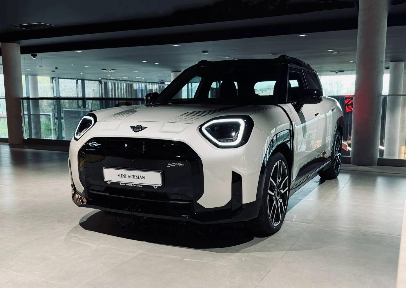 MINI Aceman Electric przód reflektory LED i grill detal