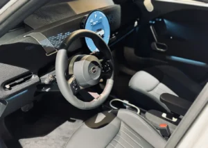 MINI Aceman Electric wnętrze kokpit kierownica i ekran OLED