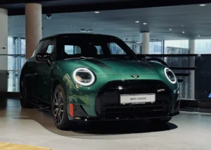MINI Cooper Electric zielony przód bok w salonie M-Cars Kraków