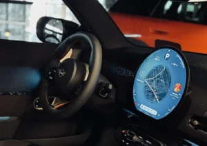 MINI Cooper Electric wnętrze ekran OLED kokpit i kierownica