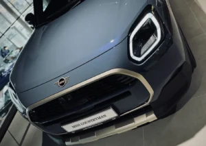 MINI Countryman Electric przód detal reflektora LED i grill w salonie M-Cars Kraków