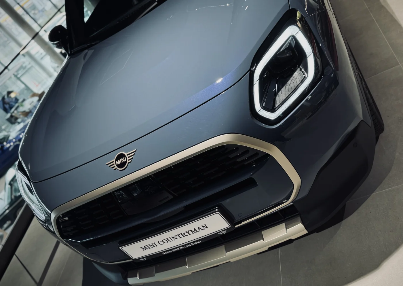 MINI Countryman Electric przód detal reflektora LED i grill w salonie M-Cars Kraków