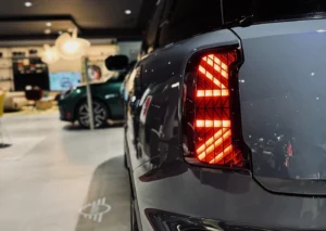 MINI Countryman Electric tylna lampa LED detal w salonie M-Cars Kraków