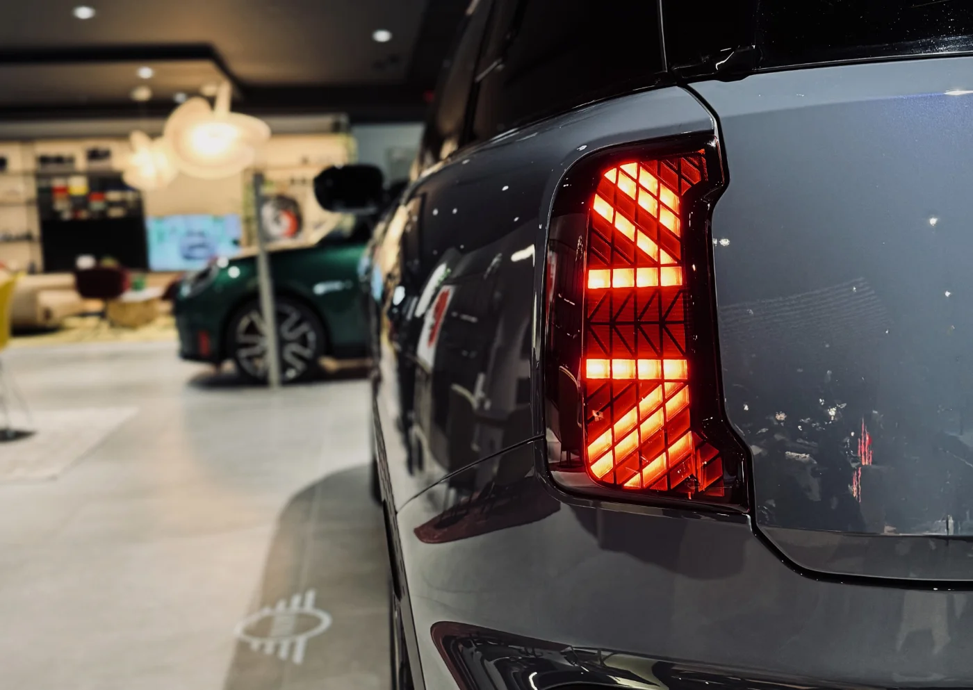 MINI Countryman Electric tylna lampa LED detal w salonie M-Cars Kraków