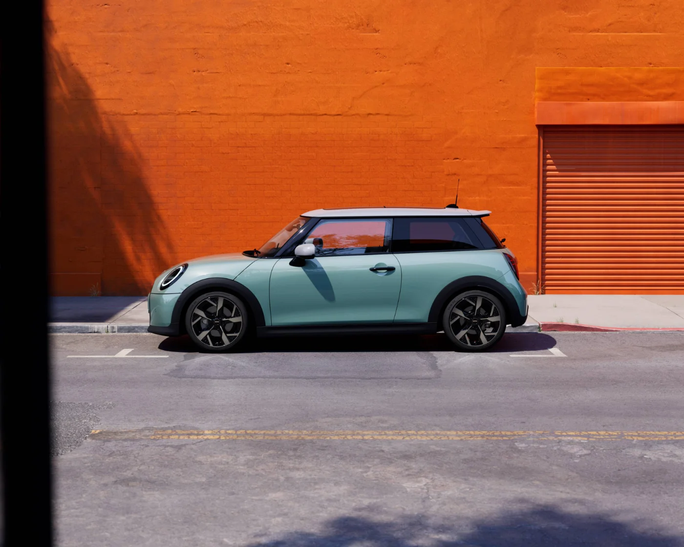 Nowe MINI Cooper ONE F66 w kolorze miętowym widziane z boku. Kompaktowy samochód miejski z charakterystyczną sylwetką MINI.