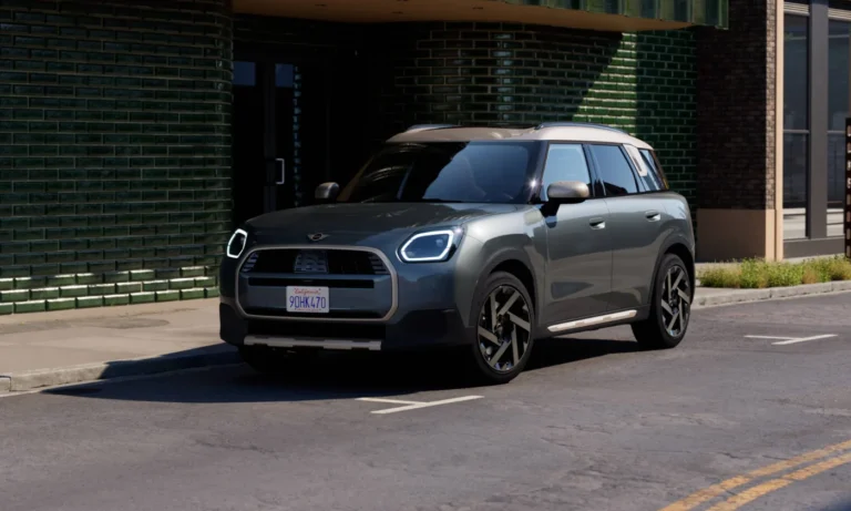 Nowe MINI Countryman ONE na miejskiej ulicy. Widok z przodu i boku podkreślający nowoczesną stylistykę oraz przestronne nadwozie SUV.